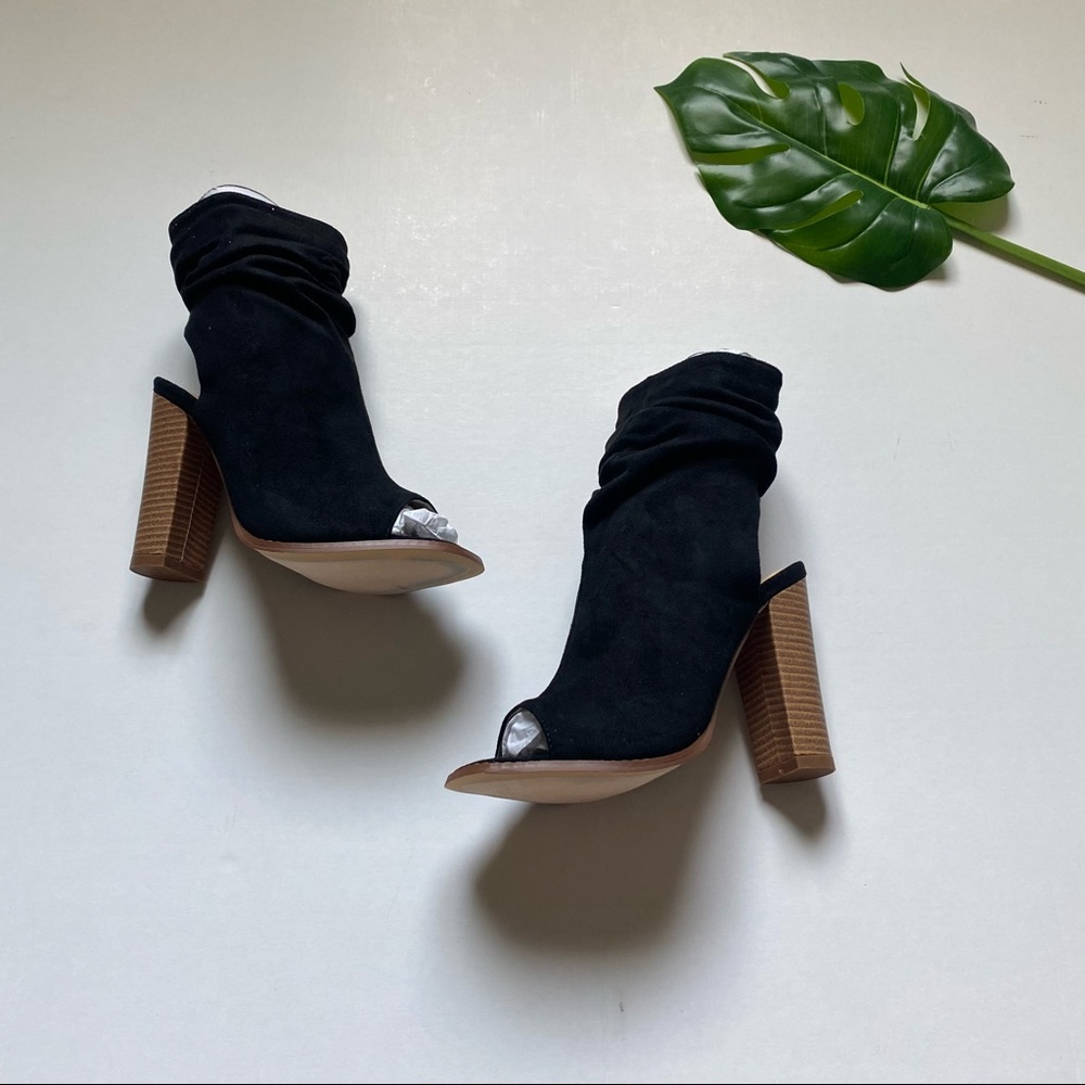 Venus Black Boots Size 6.5 In the Box